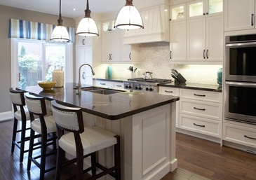 Traditional Kitchen Renovations Newmarket by Royal Interior Design Ltd.