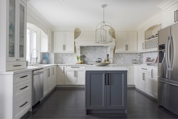 Traditional Classy Kitchen Renovations Newmarket ON by Royal Interior Design Ltd.