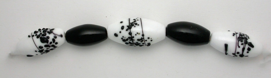 12517-2096 black-white olive shaped set