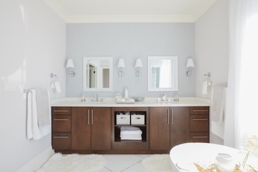 White and Bright Bathroom Renovations Newmarket by Royal Interior Design Ltd.