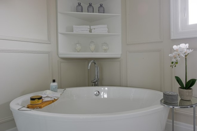 Freestanding Bathtub - Bathroom Renovations Aurora by Royal Interior Design Ltd