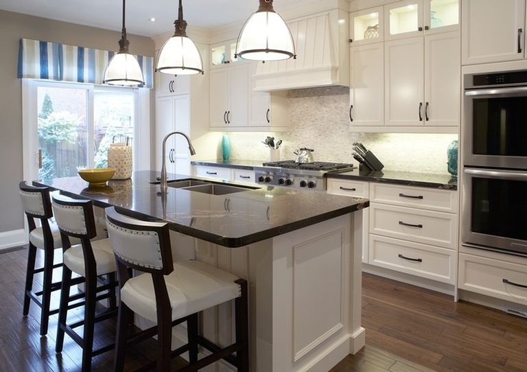 Traditional Kitchen Renovations Aurora by Royal Interior Design Ltd