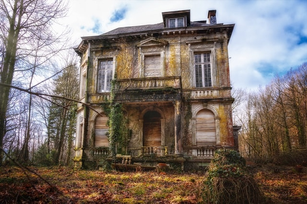 An old and derelict house