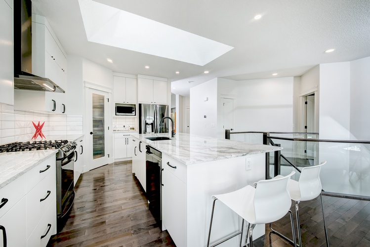 NICE CONTRAST BETWEEN THE WHITE CABINETS AND THE DARK HARDWOOD FLOOR.
