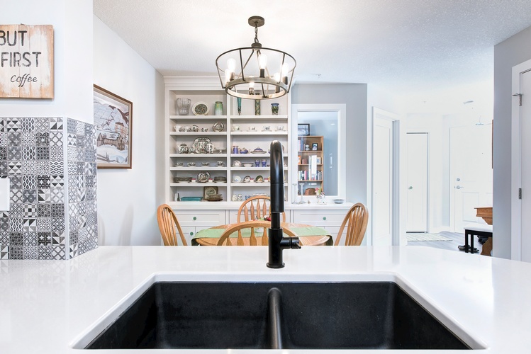 INTRODUCE A BLACK FAUCET AND SINK IN YOUR KITCHEN TO GIVE IT A CHIC LOOK.