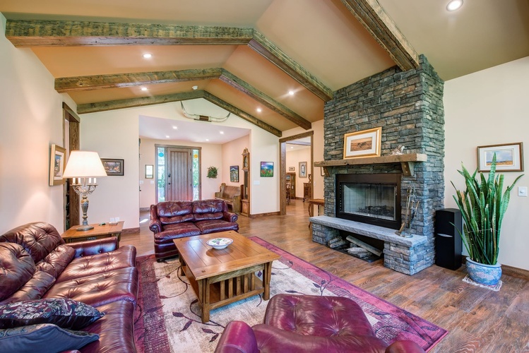 INCLUDE WOOD CEILING BEAMS TO YOUR LIVING ROOM DESIGN AND GAIN A WARM AND COZY CHARACTER IN THE SPACE.