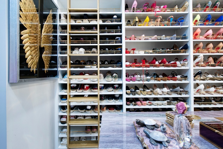 WHEN YOU HAVE LARGE SHELVES FOR SHOES, IS EASY TO SEE THE DIFFERENT STYLES AND BE EVEN MORE ORGANIZED BY COLOUR COORDINATING THEM.