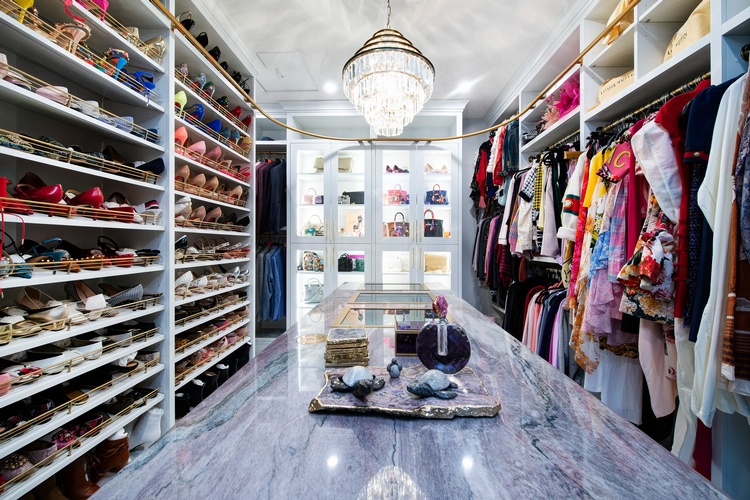 INDULGE YOURSELF WITH THIS LUXURIOUS WALK-IN CLOSET, THE “U” SHAPE IS THE BEST WAY TO DISPLAY YOUR CLOTHES AND MAKE IT EASY TO FIND. NOTE HOW CRUCIAL THE LIGHTING IS IN THE DESIGN, HERE A NICE CHANDELIER IN THE MIDDLE CREATES A SUMPTUOUS APPEAL.