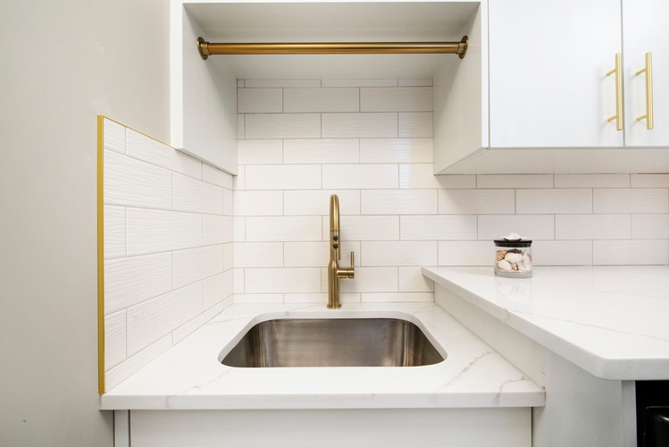 ADD GOLD FAUCETS AND HARDWARE TO GIVE AND ELEGANT TOUCH TO YOUR LAUNDRY ROOM, REMEMBER THAT IN FENG SHUI, WHITE AND GOLD ARE THE EXPRESSION OF THE VITAL ENERGY OF THE SUN.