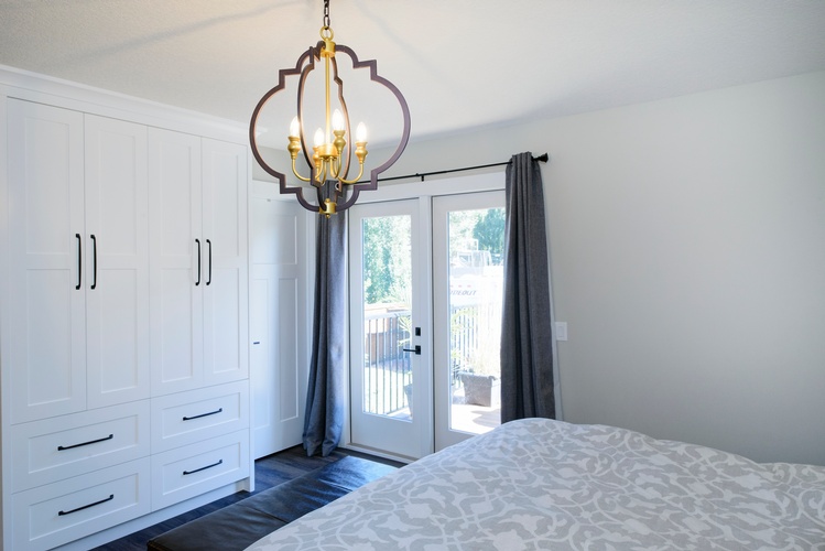KEEP YOUR BEDROOM ORGANIZED ADDING MILLWORK BETWEEN THE WALK-IN CLOSET AND THE BATHROOM. EXTRA STORAGE ROOM IS ALWAYS WELCOMED.