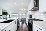 WHITE CABINETS COMBINED WITH BLACK FAUCET AND HANDLES, ENHANCE A SOPHISTICATED AMBIANCE, PERFECT YING AND YANG.