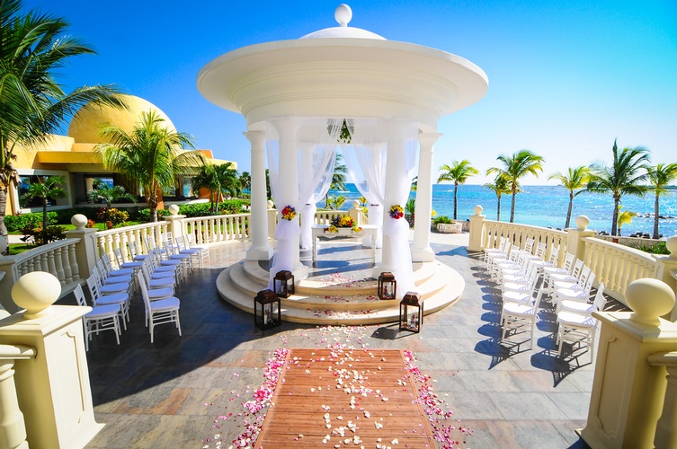 Barceló Maya Grand Resort welcomes you  to a beautiful paradise for your perfect destination wedding