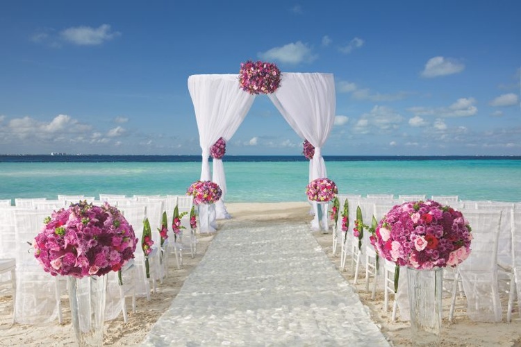 Personalised wedding theme for a perfect beach wedding in Mexico by My Wedding Away