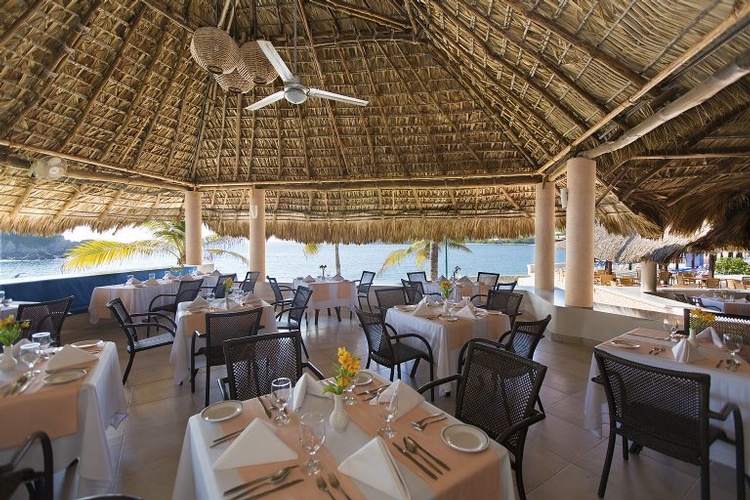 My wedding Away assist and plans a perfect memorable tropical destination wedding at Barceló Huatulco