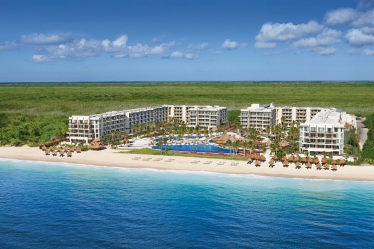 Tropical Destination Wedding at the beautiful Dreams Riviera Cancun Resort & Spa  by My Wedding Away