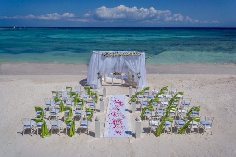 Tropical Destination Wedding at the beautiful Barceló Maya Colonial  by My Wedding Away
