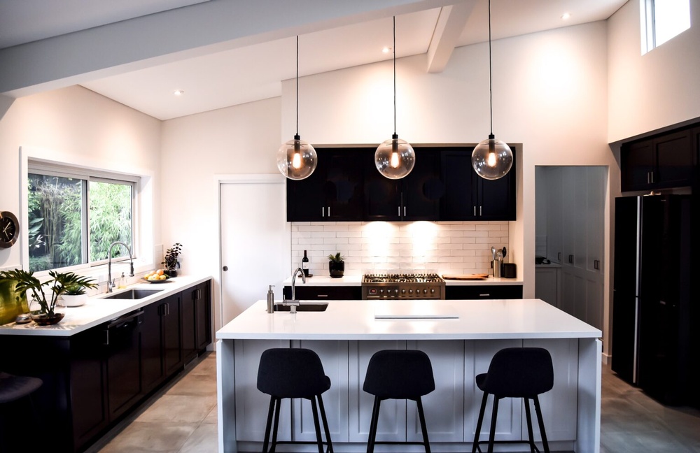 a-modern-kitchen-in-a-contemporary-black-and-white-design_t20_W7PNlL-1536x995.jpg