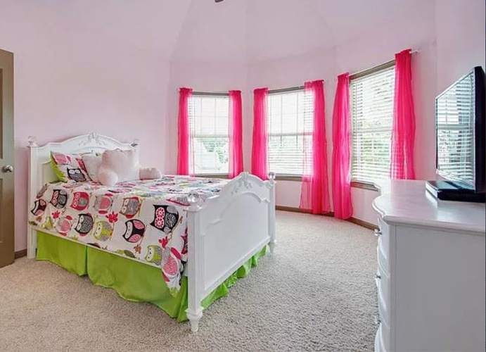 Kids Bedroom with Carpet Flooring - Home Staging Hamilton by Sage Key Interiors