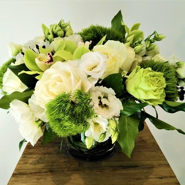Classic Lusy Flower Arrangement - Floral Designer in Brossard at YnV Lifestyle Inc.