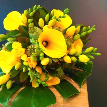 Sunny Side Up Flower Arrangement - Floral Designer in Brossard QC at YnV Lifestyle Inc.