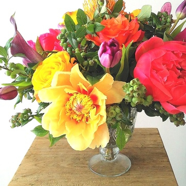 Flower Decoration Brossard - Classic Barbara Arrangement by YnV Lifestyle Inc.