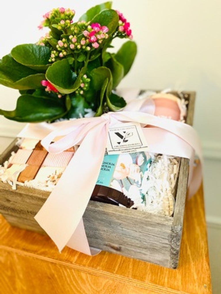 Gift Box Design Arrangements - Floral Gifts Brossard - YnV Lifestyle Inc.