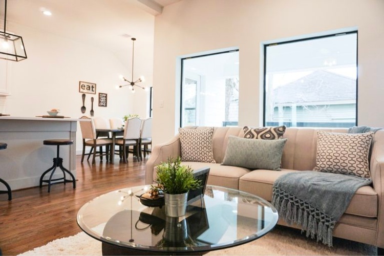 Home Stager in Pearland at Debonair Home Staging and Redesign