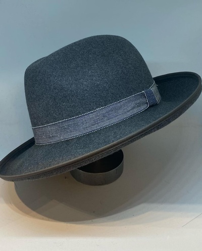 Mens grey fur felt classic styled Fedora hat.
