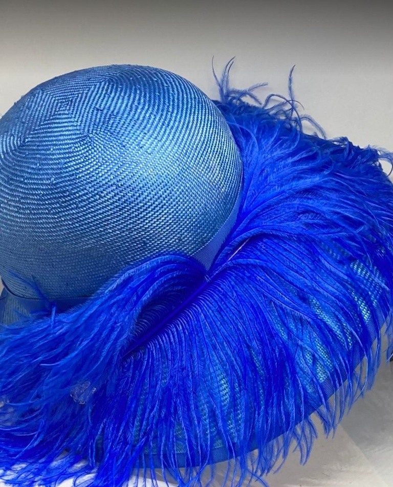 Large Brim du straw hat with Ostrich feathers