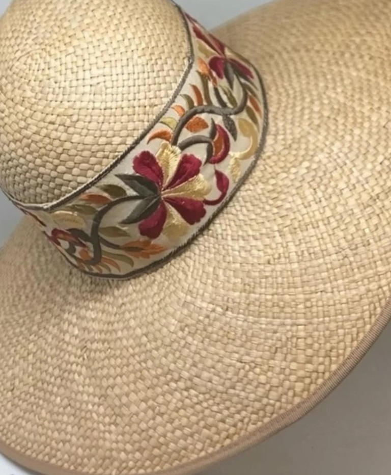Straw summer large brimmed hat