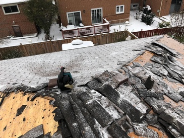 Expert roofer of Imperial Roofs and Aluminum removing old damaged roof shingles of a home