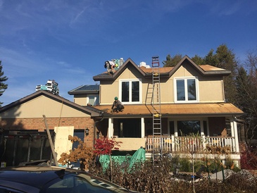 Expert roofers of Roofing Company Toronto installing roofing shingles for bungalows