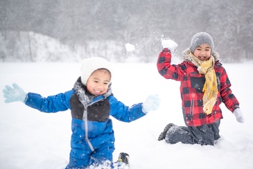 Portrait Photography of a young children enjoying in snow captured by Flores Photography in Toronto