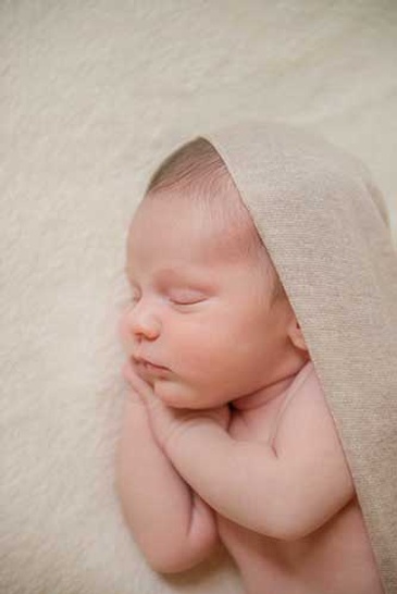 Flores Photography in toronto skillfully captures the sleep of a cute newborn baby