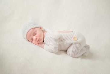 Flores Photography in toronto skillfully captures the delicate sleep of a newborn baby