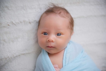 Flores Photography in toronto skillfully captures the cute newborn baby