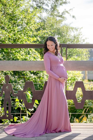 High quality photography of pregnant women captured by Flores Photography in toronto