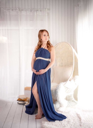 High quality Portrait Photography of pregnant women captured by Flores Photography in toronto