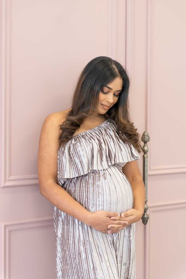 Portrait photography of pregnant women captured by Flores Photography