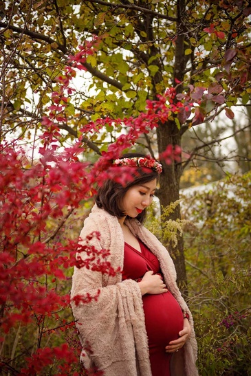 Gorgeous pregnancy portrait of expecting mother captured by Flores Photography in toronto
