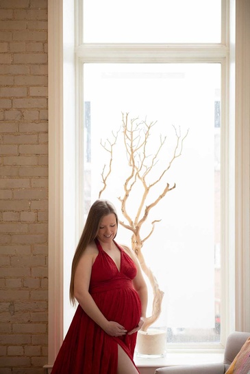 Elegant Portrait Photography of a pregnant women captured by Flores Photography in Toronto