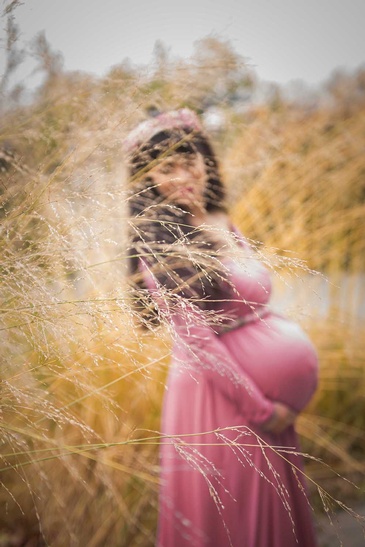 Artistic pregnancy photography with style captured by Flores Photography