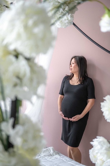 Stunning photography of a glowing expectant mother captured by Flores Photography