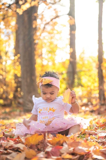 Portrait photography of a cute baby girl captured by Flores Photography