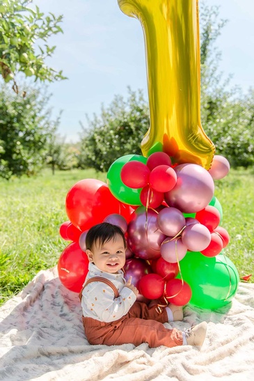 Top quality Birthday Photography of an infant captured by Flores Photography in toronto