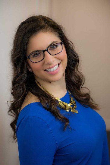 Headshot Photography of a woman wearing glasses by Flores Photography in Toronto