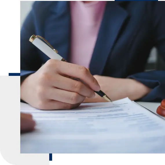 Family lawyer in Oakville consulting client