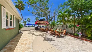 Sea Breeze Manor Inn